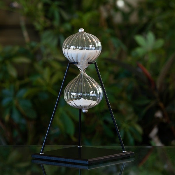 20 Minute Twisted Glass Timer on Stand Black or White sand