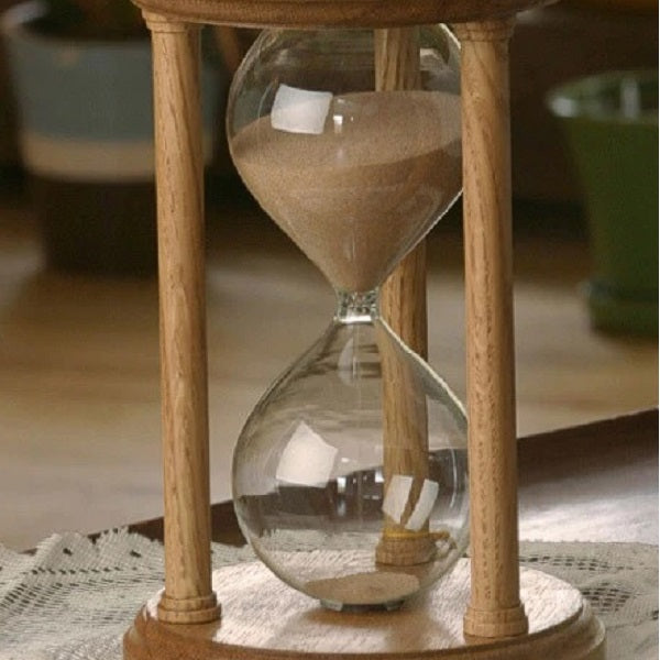 Solid Fishtail Oak Hourglass With Smooth Spindles