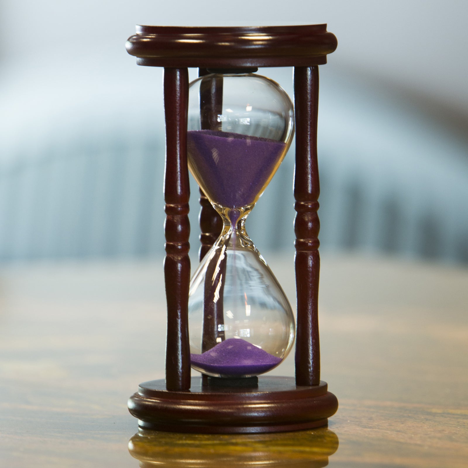 Cherry 5-minute hourglass with white or purple sand